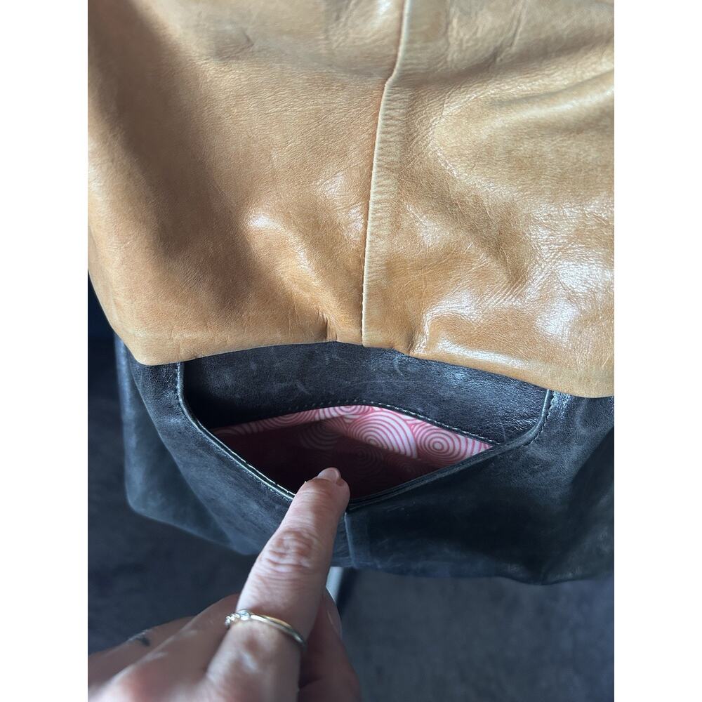 HOBO THE ORIGINAL BLACK & TAN LEATHER SHOULDER PURSE, BOTTOM STUDS, POCKETS - Picture 4 of 13